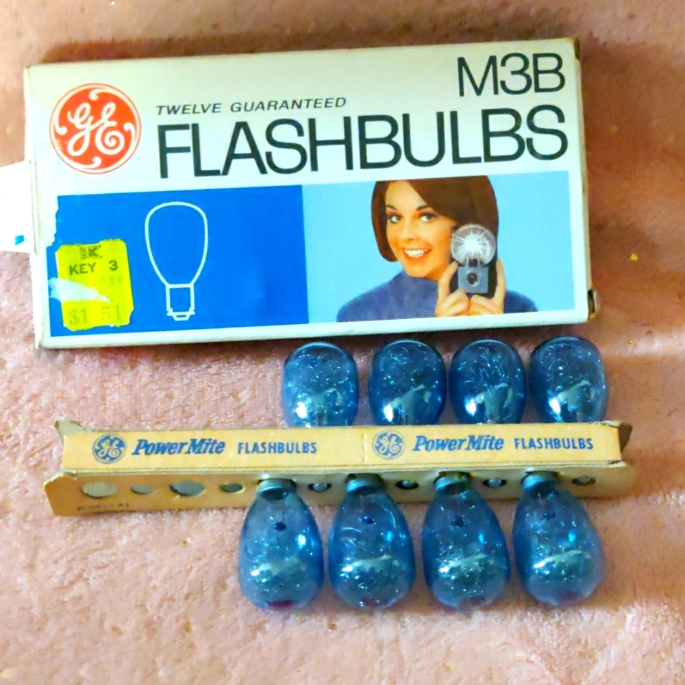 Vintage GE 8 flash bulbs m3b